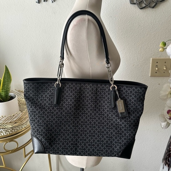 Coach Handbags - Elegant coach Tote Bag beautiful chic